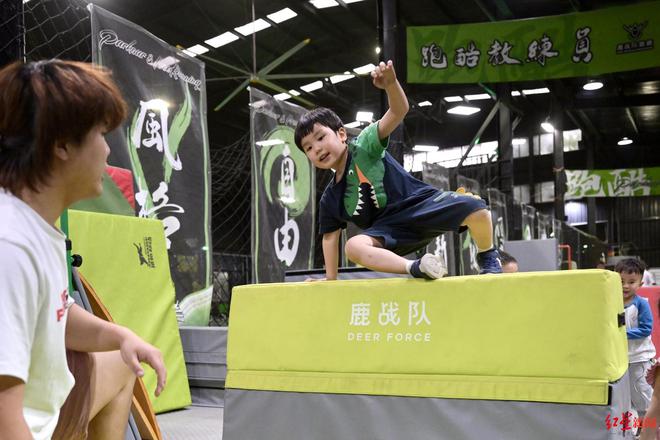 成都十年：不是危险炫技而是教会人自救开元棋牌网站世运项目在成都｜跑酷进入(图3)