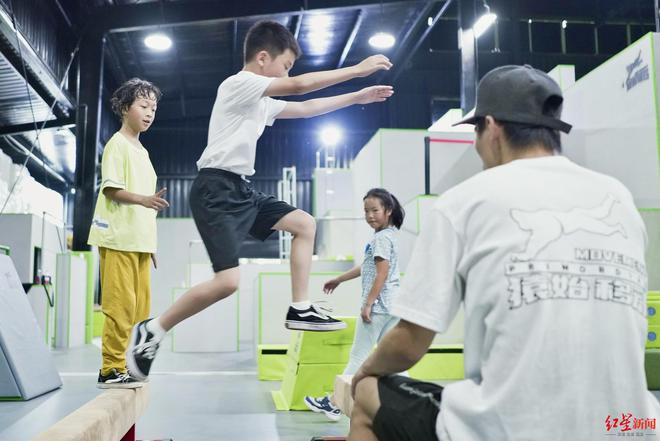 成都十年：不是危险炫技而是教会人自救开元棋牌网站世运项目在成都｜跑酷进入(图4)